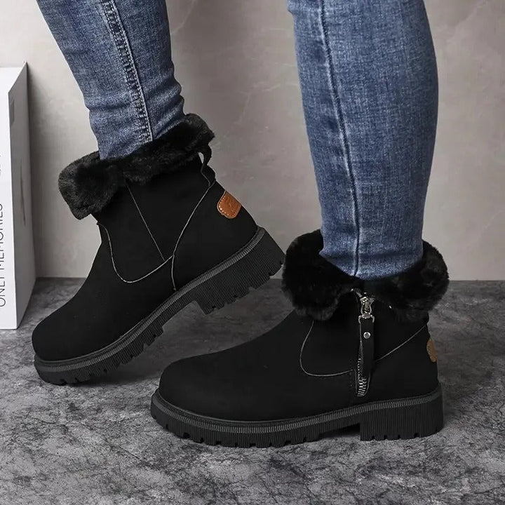 Damen Winterstiefel mit Warmfutter. Diese wasserfesten Boots haben eine rutschfeste Profilsohle für Schnee & Kälte.
