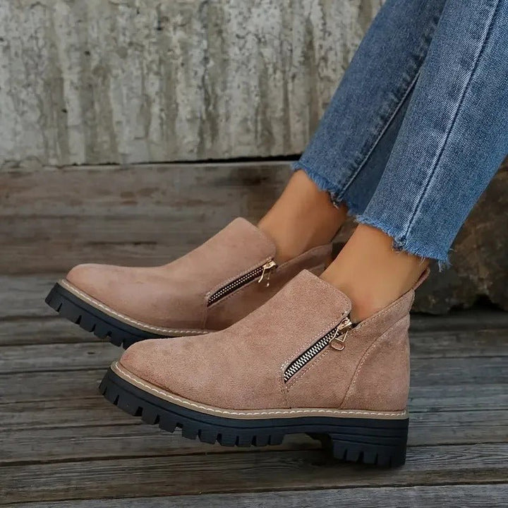 Robuste Damen Winterboots mit Profilsohle für sicheren Halt. Die rutschfesten Freizeitschuhe sind ideal für den Winter.