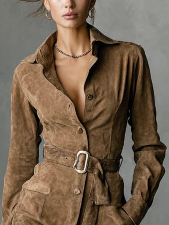 Nahaufnahme des Kragens und Gürtels des Damen Hemdblusenkleides, Details der Wildleder-Optik.