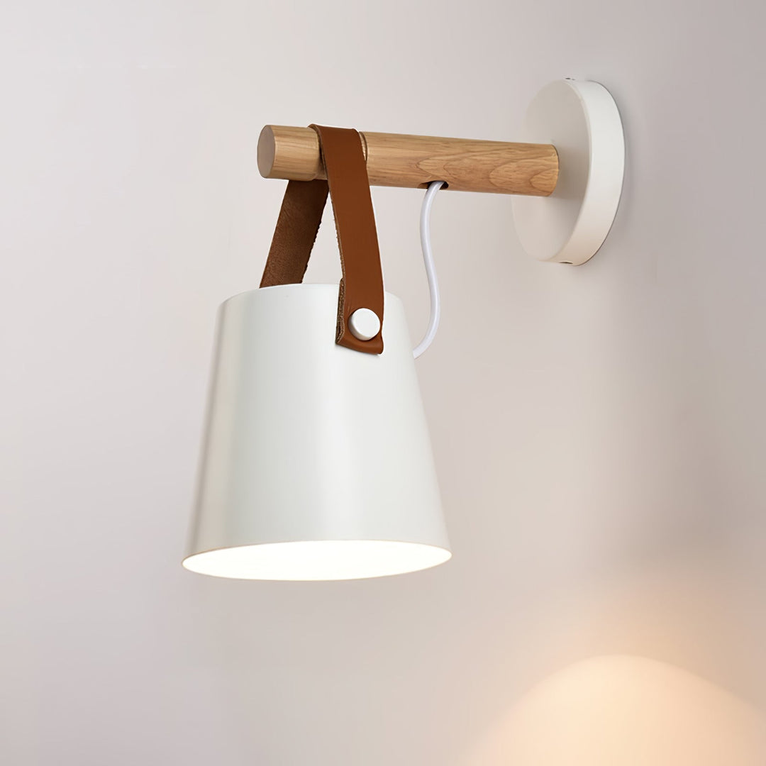 Konische Holz-Wandleuchte im skandinavischen Stil
