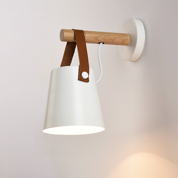 Konische Holz-Wandleuchte im skandinavischen Stil