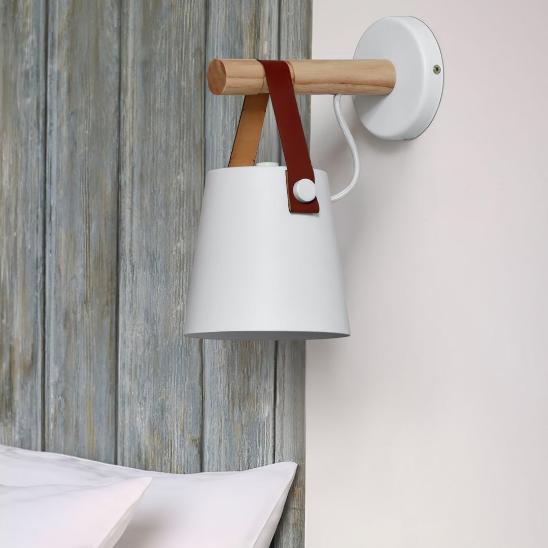 Konische Holz-Wandleuchte im skandinavischen Stil