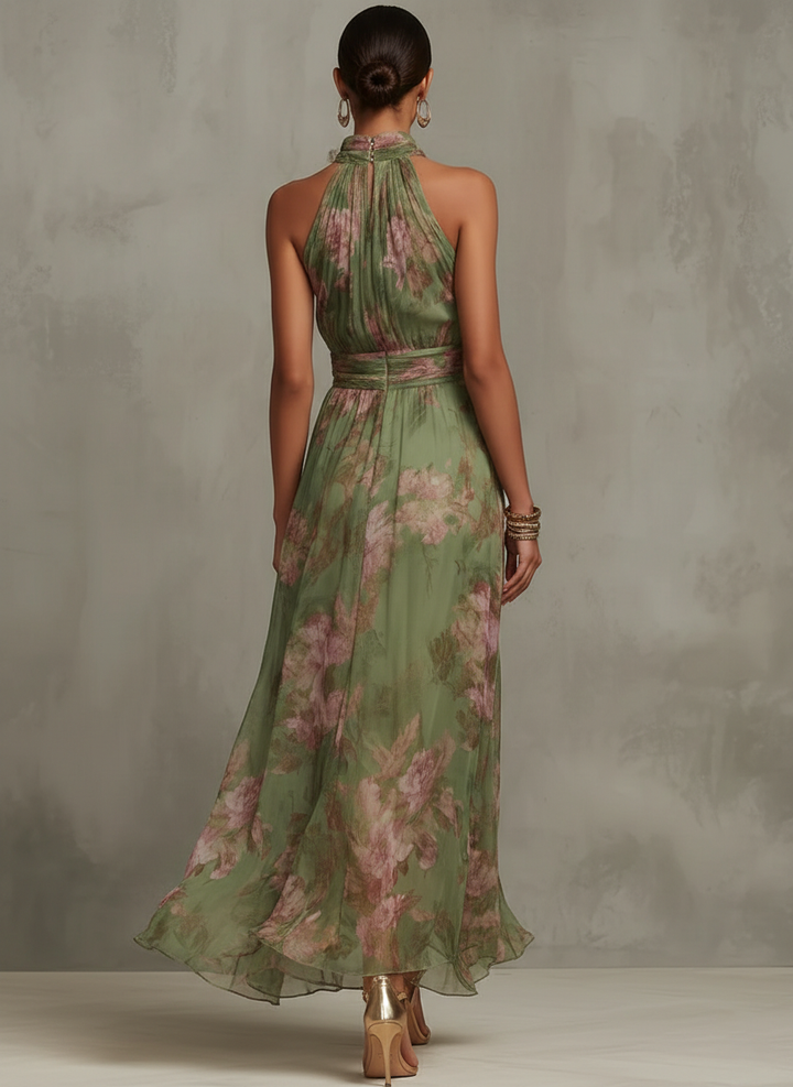 Rückansicht des eleganten Halter-Maxikleids mit Hochsteckfrisur
