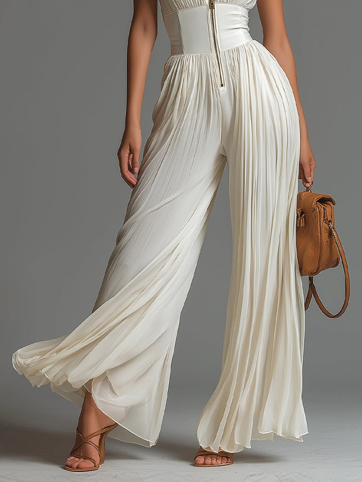 Detaillierte Nahaufnahme des plissierten Stoffes von dem eleganten weißen Damen Overall