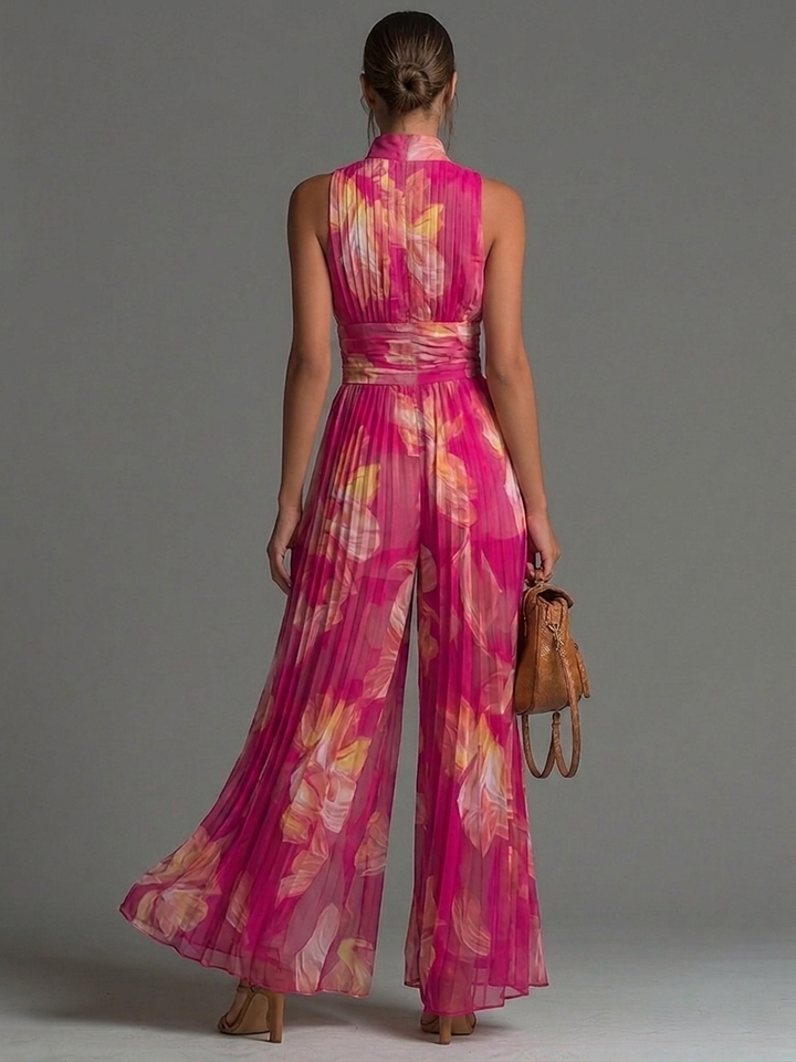Eleganter fuchsiafarbener Damen Plissee-Overall für besondere Anlässe. Sommer Jumpsuit mit weitem Bein & V-Ausschnitt.