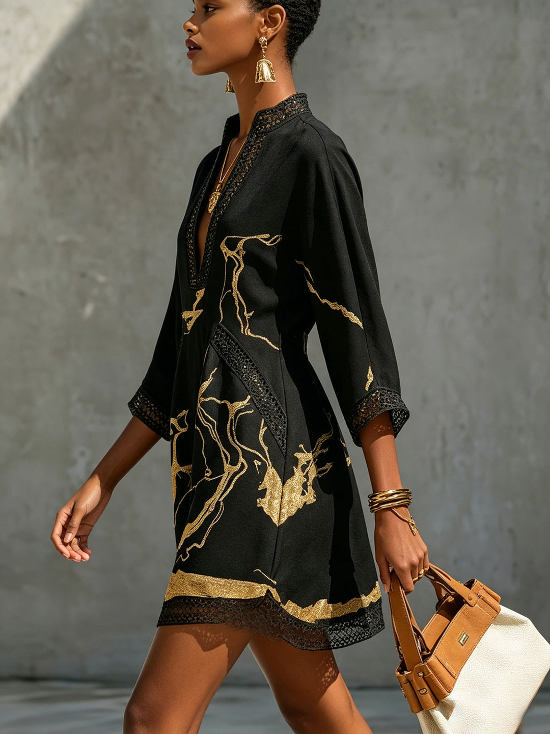 Seitenansicht des eleganten schwarzen Minikleides mit goldenem Marmorprint