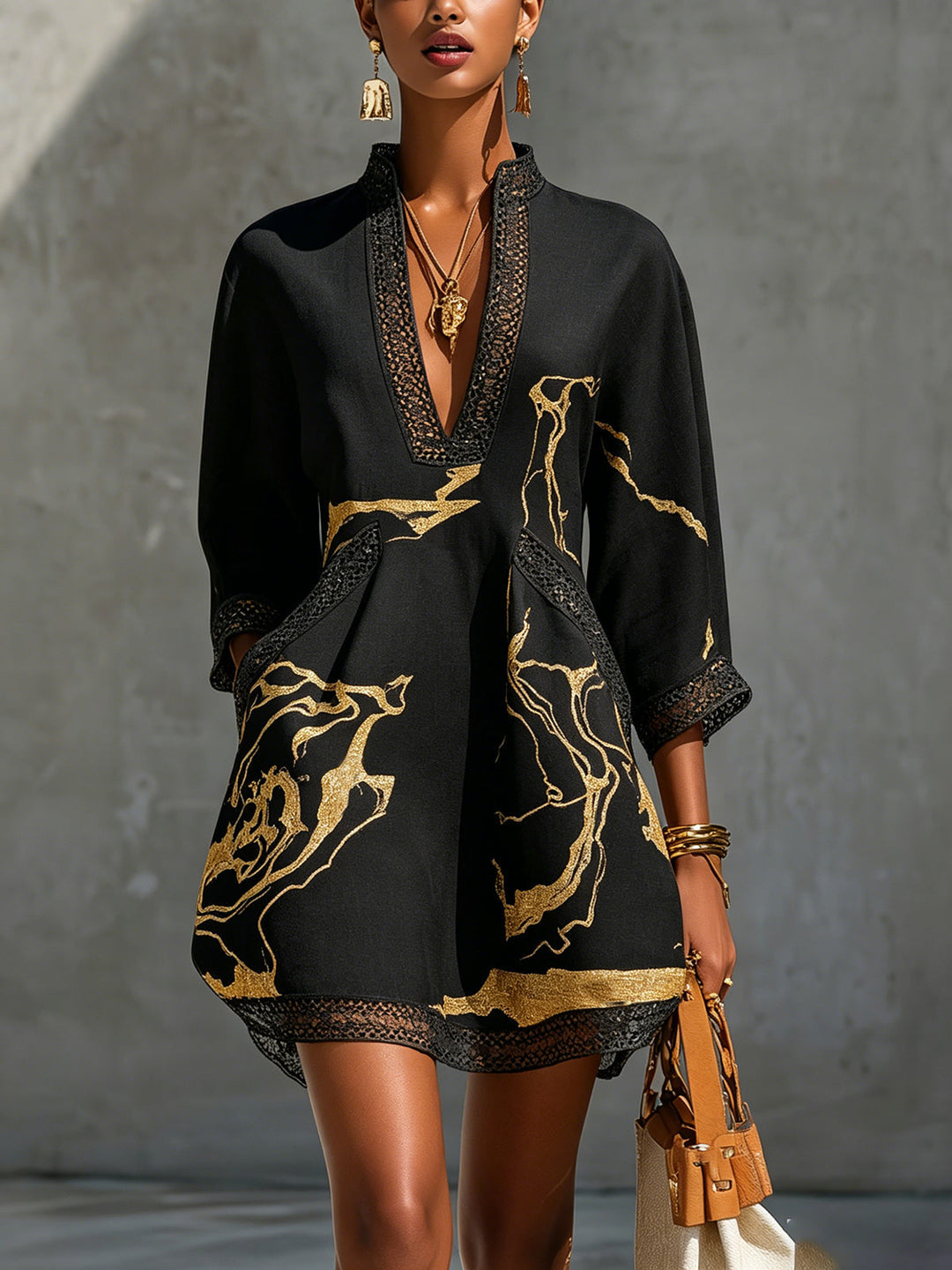 Damen Minikleid in Schwarz mit goldenem Marmormuster und Häkelspitze von vorne präsentiert