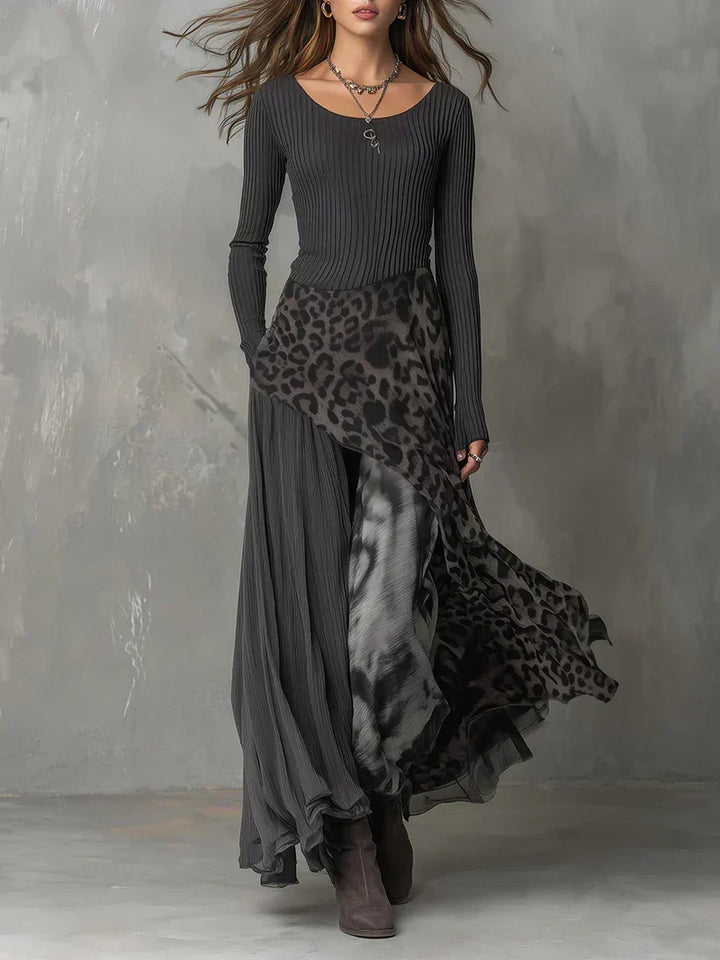 Modell trägt elegantes Damen Langarm Maxikleid in Grau mit Leopardenmuster-Rock.