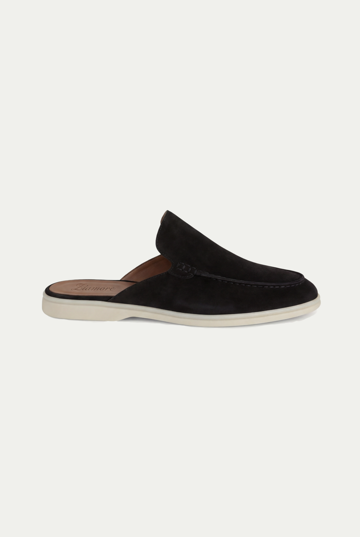 Schwarze Herren Mule Pantolette von der Seite fotografiert