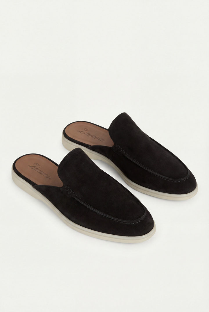 Zwei schwarze Herren Slipper nebeneinander präsentiert