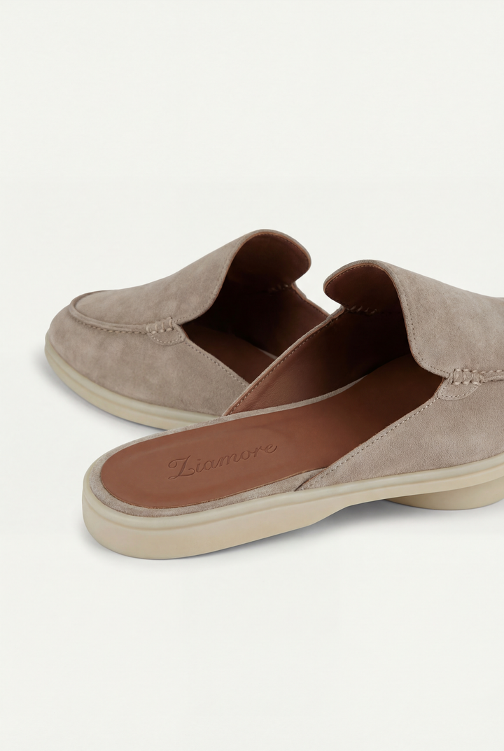 Detailaufnahme der grau-orangen Herren Slip-on Pantolette, zeigt hochwertiges Material & offene Ferse.