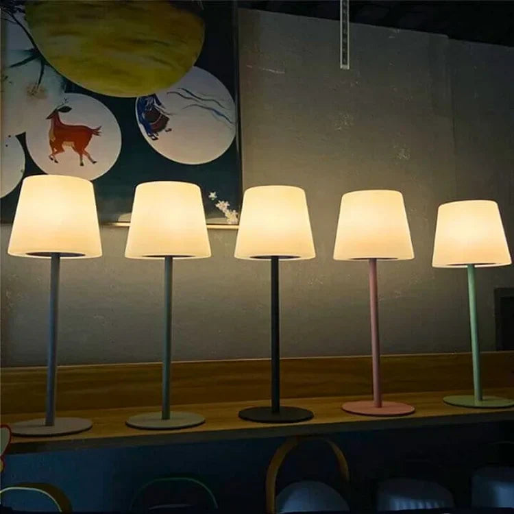 Kabellose LED-Tischlampe in einem modernen Wohnzimmer