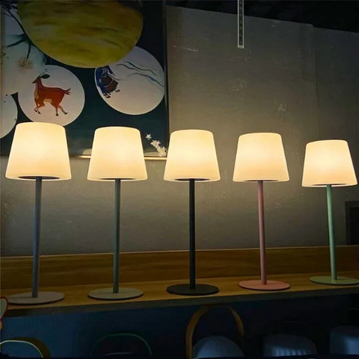 Kabellose LED-Tischlampe in einem modernen Wohnzimmer