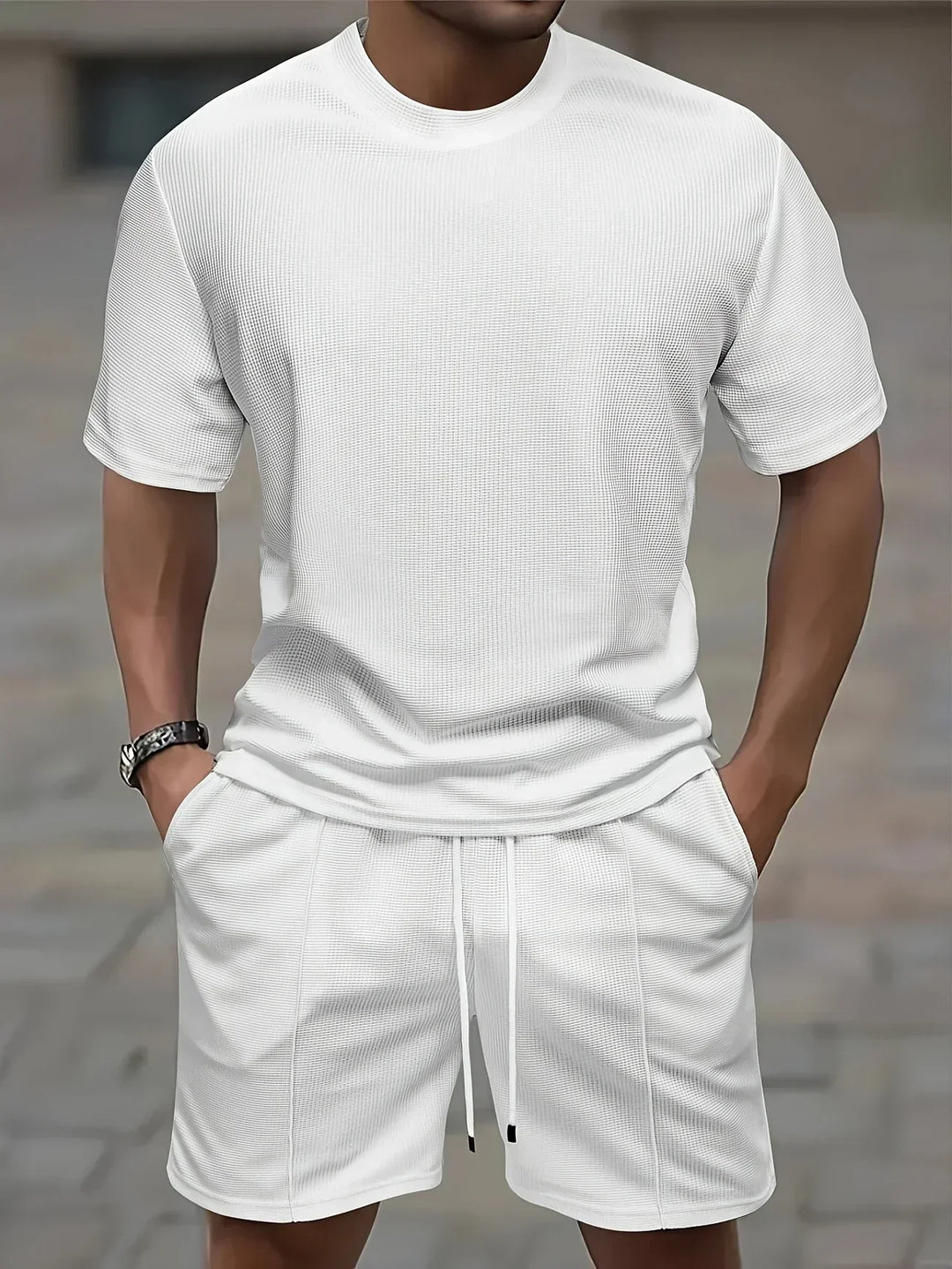 Herren Sportset in Weiß getragen mit modernem Strukturmuster
