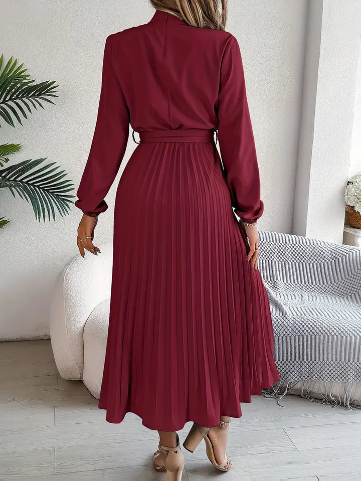 Feierliches Damenkleid: Plissiertes Midikleid mit hohem Kragen, stilvoll und zeitlos.