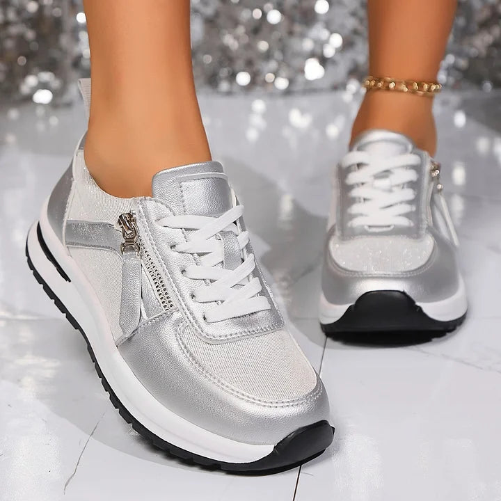 Schwarze Damen Sneaker mit bequemer Laufsohle in der Seitenansicht