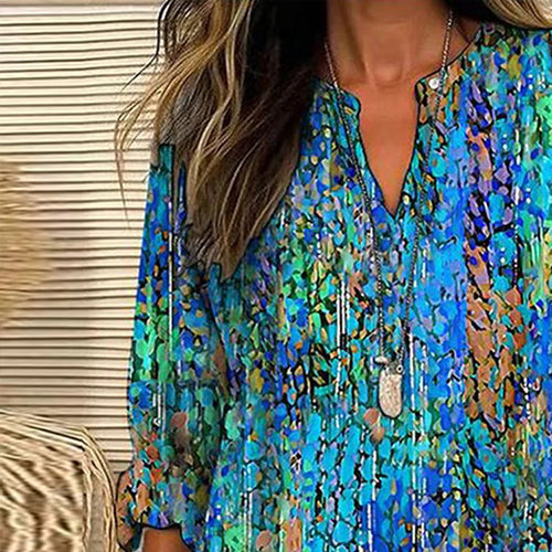 Nahaufnahme des blauen und grünen Printmusters und V-Ausschnitts des Damen Shirts