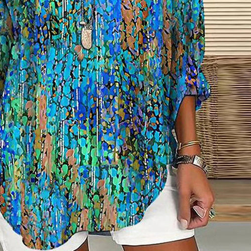 Detailaufnahme des Saums und Musters des grünen Damen Langarmshirts