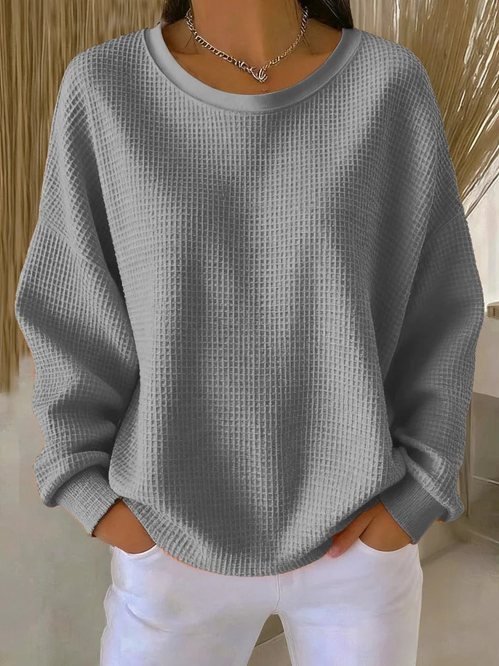 Frau kombiniert lässigen Damen Waffelstrick Pullover für ein gemütliches & stylisches Herbstoutfit.