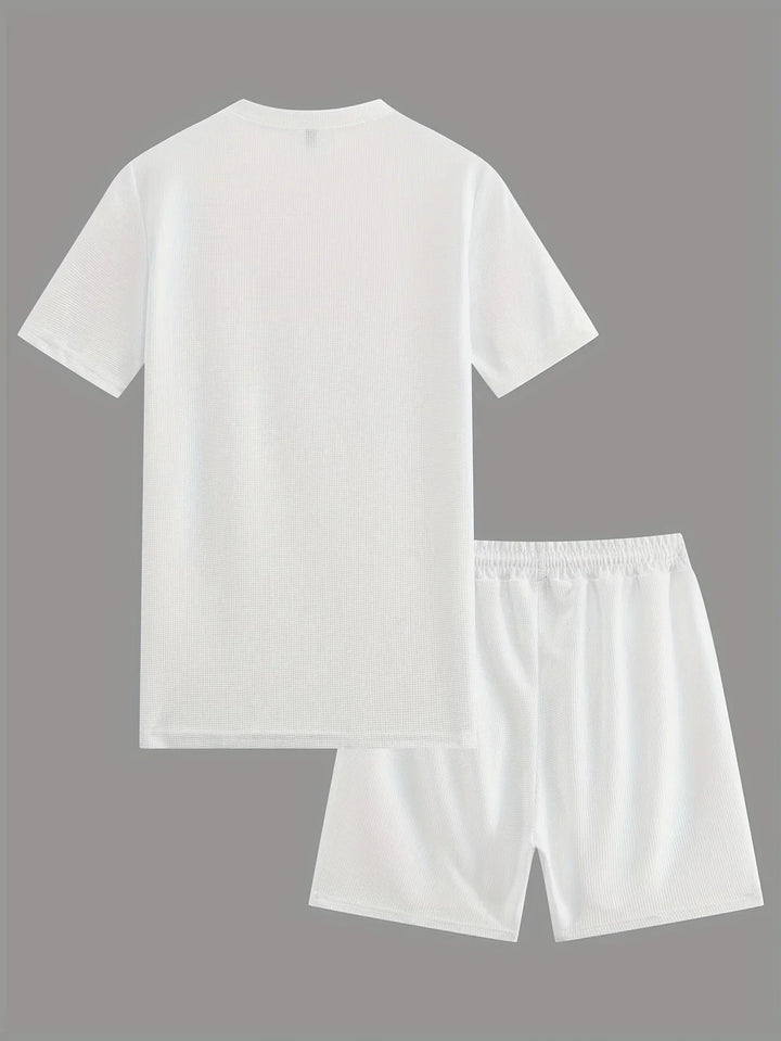 Herren Fitness Outfit in modischem Waffelstrick, nah aufgenommen für Stofftextur und Qualität