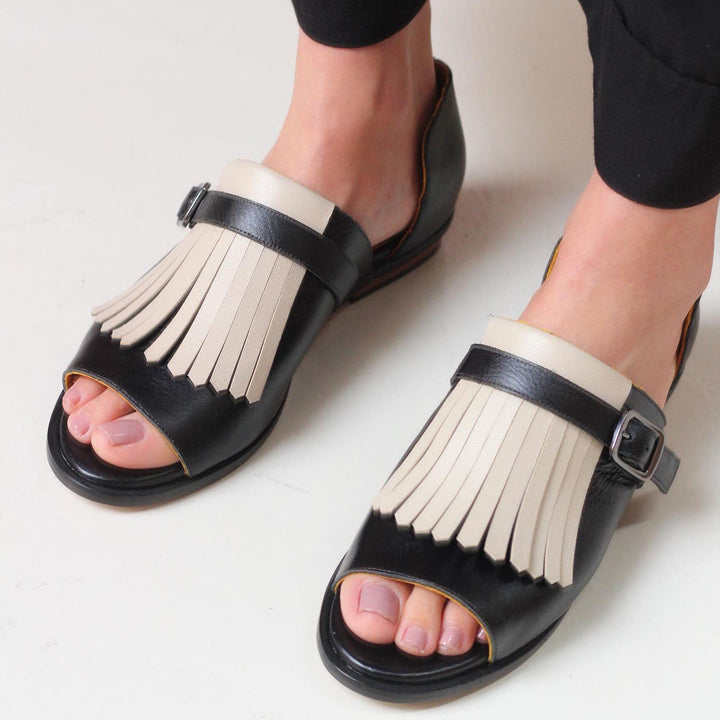 Damen Fransen Slip-On Sandalen an den Füßen getragen