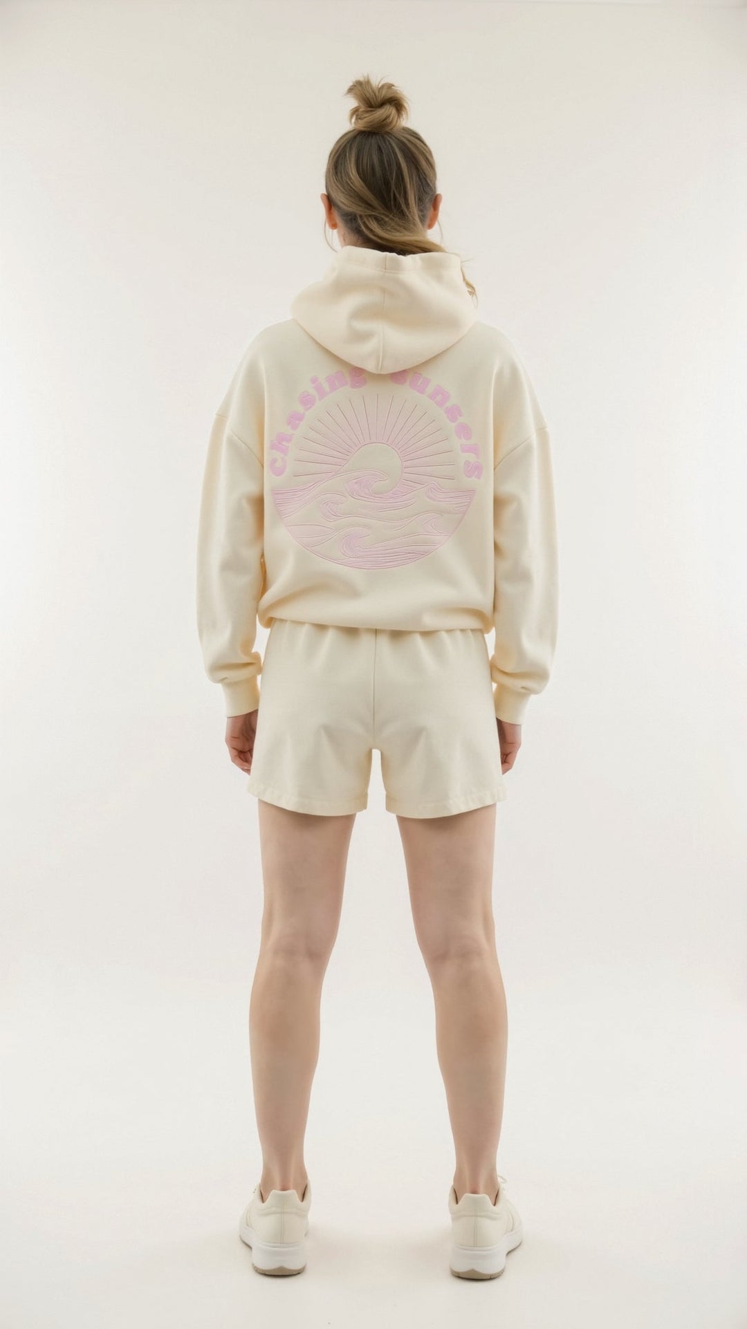 "Abigail Bestickter Kapuzenpullover, tropisches Design, Rückenansicht, bestickte Motive, gemütlicher, eleganter Hoodie"
