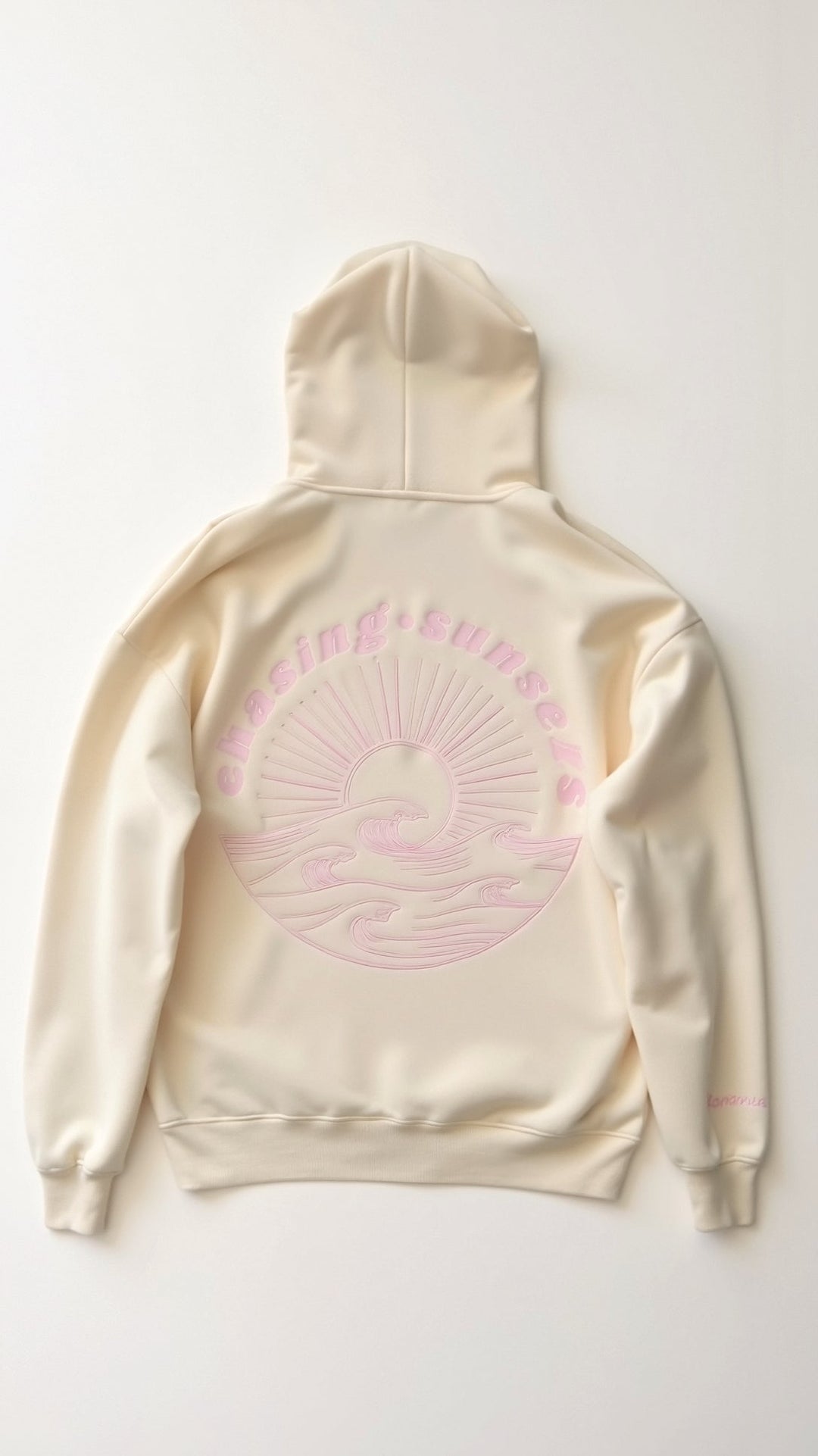 "Abigail Bestickter Kapuzenpullover, tropisches Design, Rückenansicht, bestickte Motive, gemütlicher, eleganter Hoodie"