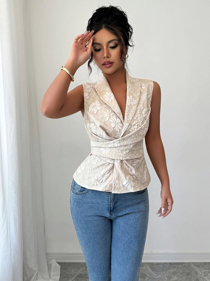 Stilvolles elegantes Oberteil für Damen mit floralem Design flach gelegt