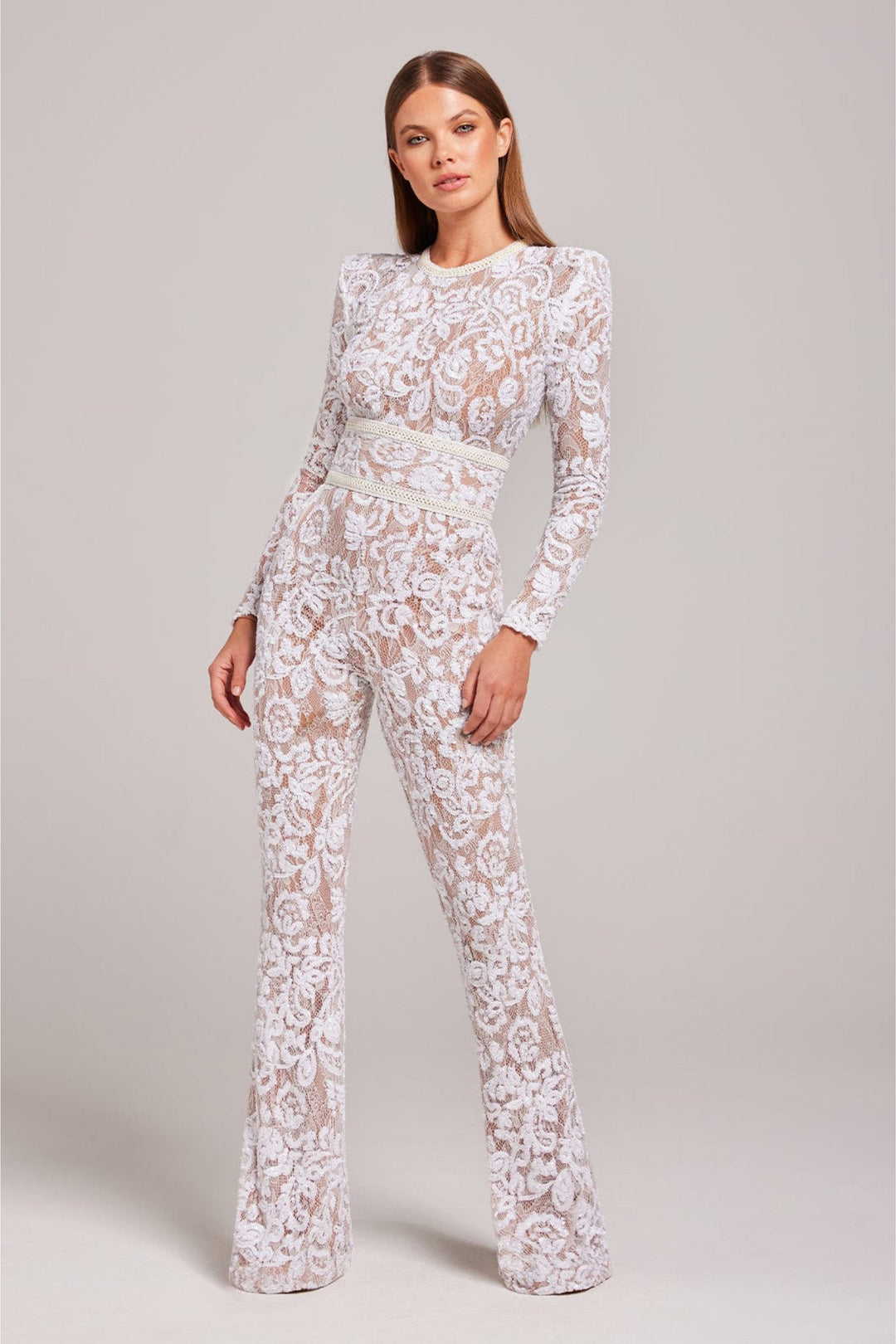 Model trägt einen eleganten, weissen Spitzen-Overall von vorn.