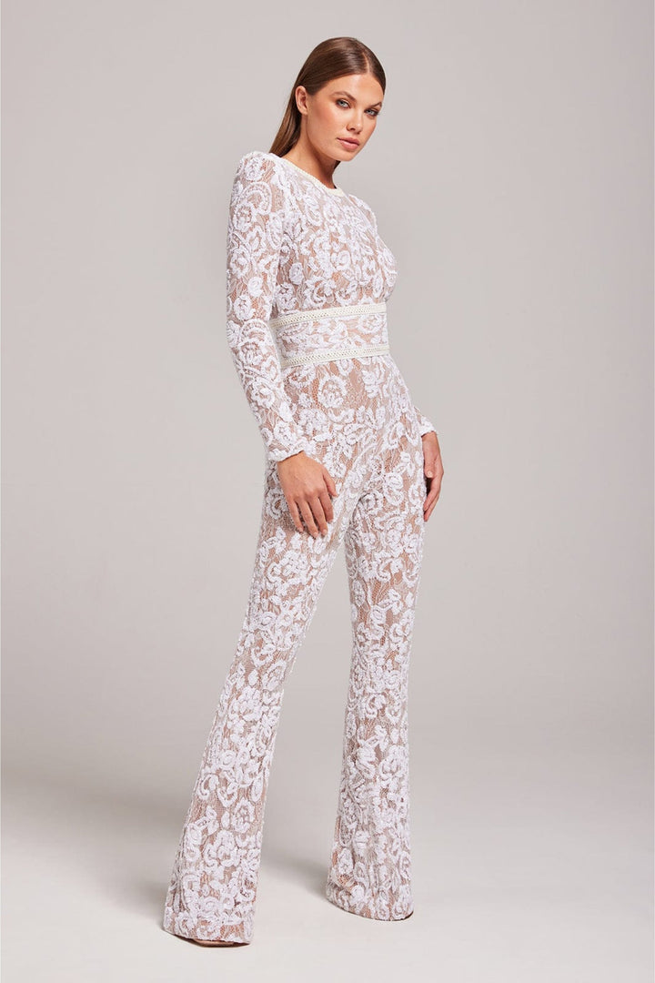 Seitenansicht des weissen Spitzen-Jumpsuits an einem Model.