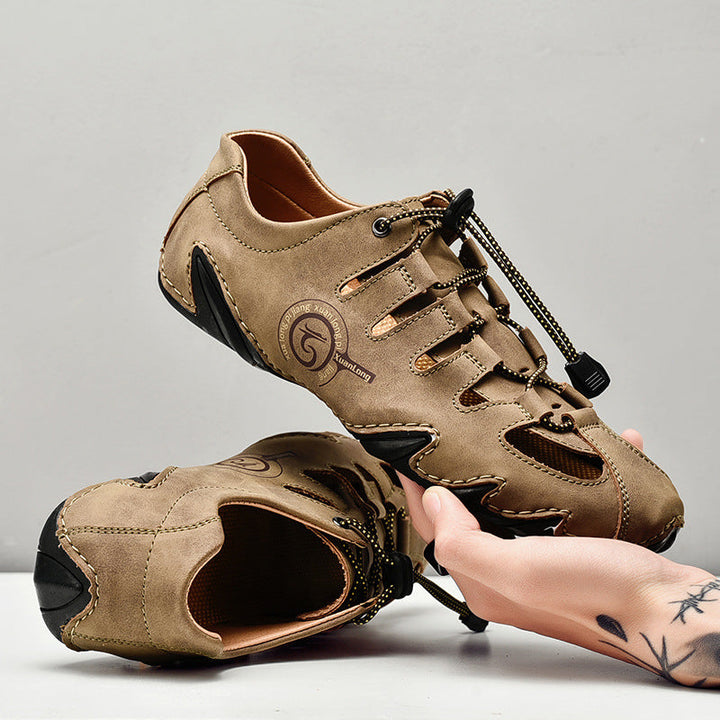 Robuste Herren-Trekkingsandalen mit griffiger Outdoor-Sohle für sicheren Tritt auf nassen & unebenen Wegen.