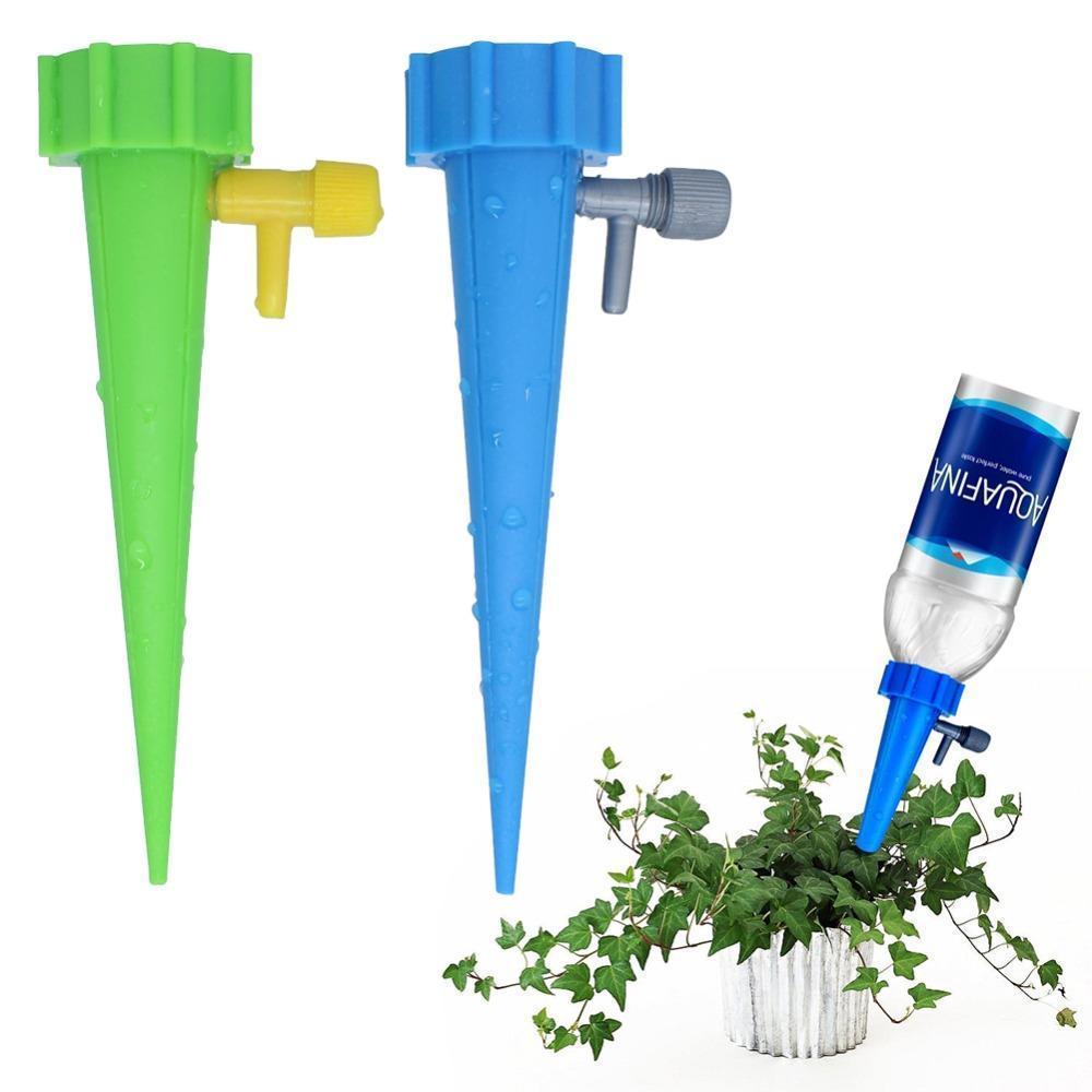 Automatische Pflanzenbewässerung, grünes Kunststoffsystem mit Flaschenanschluss, Urlaubssicherheit für Gartenpflanzen.