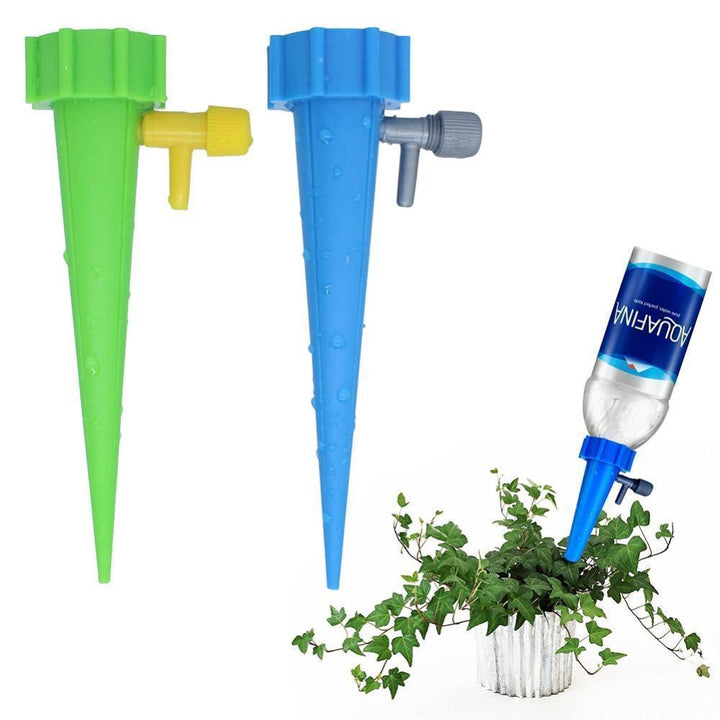 Automatische Pflanzenbewässerung, grünes Kunststoffsystem mit Flaschenanschluss, Urlaubssicherheit für Gartenpflanzen.
