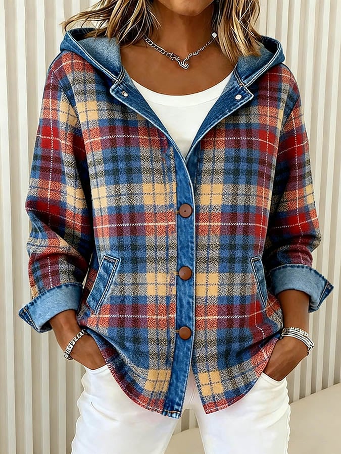 Nahaufnahme der farbenfrohen Karojacke mit Knopfdetails und Taschen
