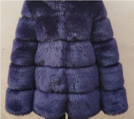 Modischer Damenmantel als wintertaugliche Kurzjacke in Beige