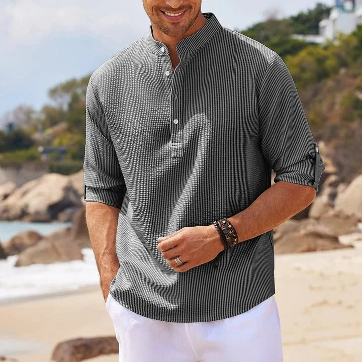 Detaillierte Nahaufnahme des Stehkragen-Details am Herren Langarmshirt für die Freizeit