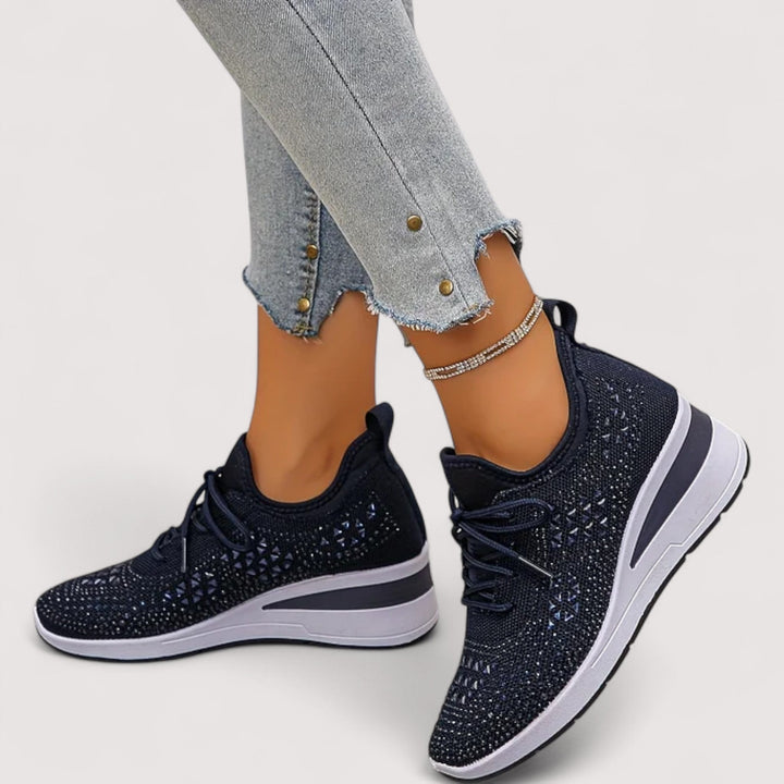 Vielseitige weiße Glitzer-Schuhe, die sich leicht mit verschiedenen Outfits kombinieren lassen.