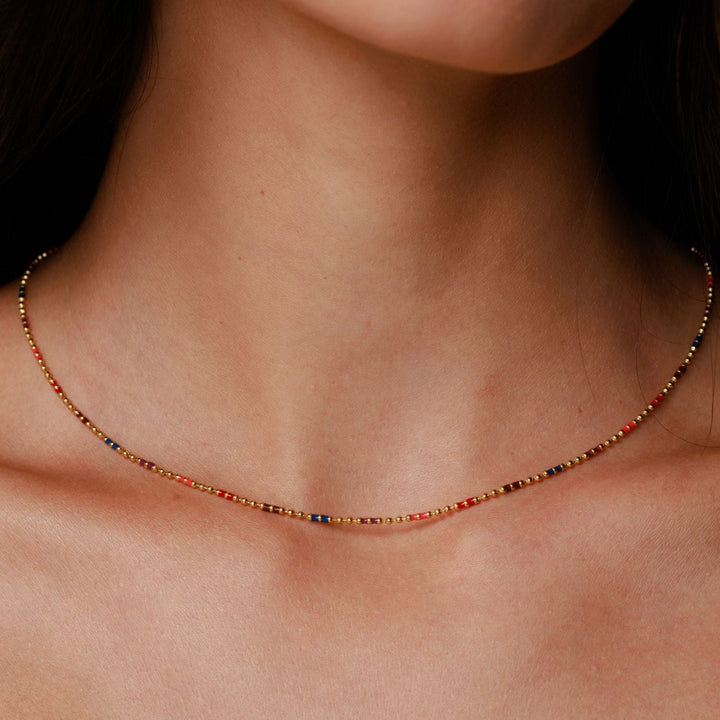 Damen Regenbogen Choker mit bunten Perlen am Hals getragen