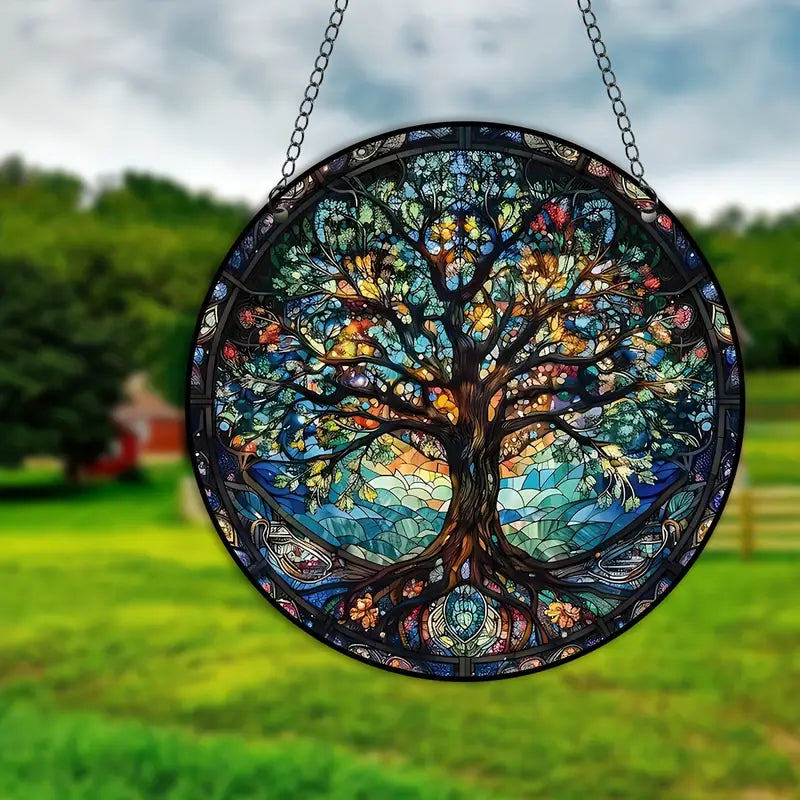Buntes Glasfenster mit Baumdesign, rund, hängend, dekorativ, Naturmotiv, Gartenhintergrund.