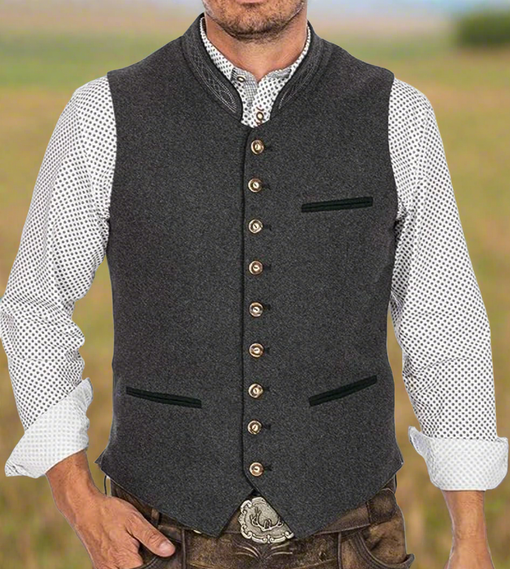 "Bayerische Trachtenweste für Herren mit grünen Akzenten, Stehkragen, stilvolle Knopfreihe, traditionell und elegant."