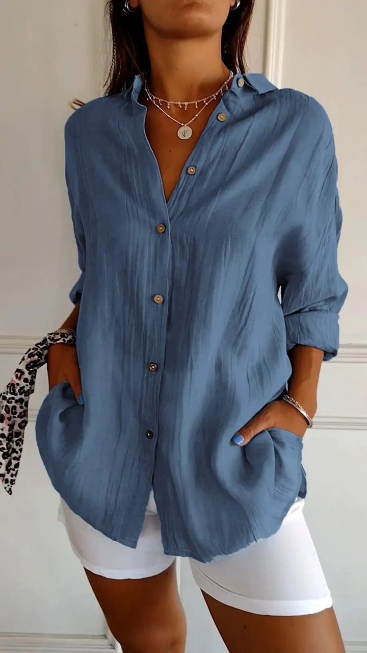 Damen Hemdbluse in Blau mit Reverskragen und Knopfleiste, getragen mit weißen Shorts