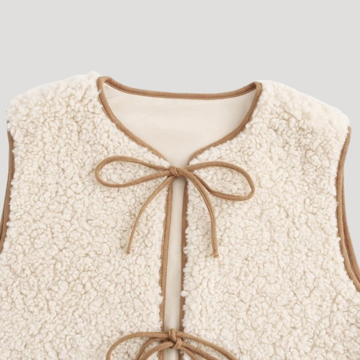 Locker geschnittene Damen Frühlingsweste mit Schleife vorne, ideal für modisches Layering.