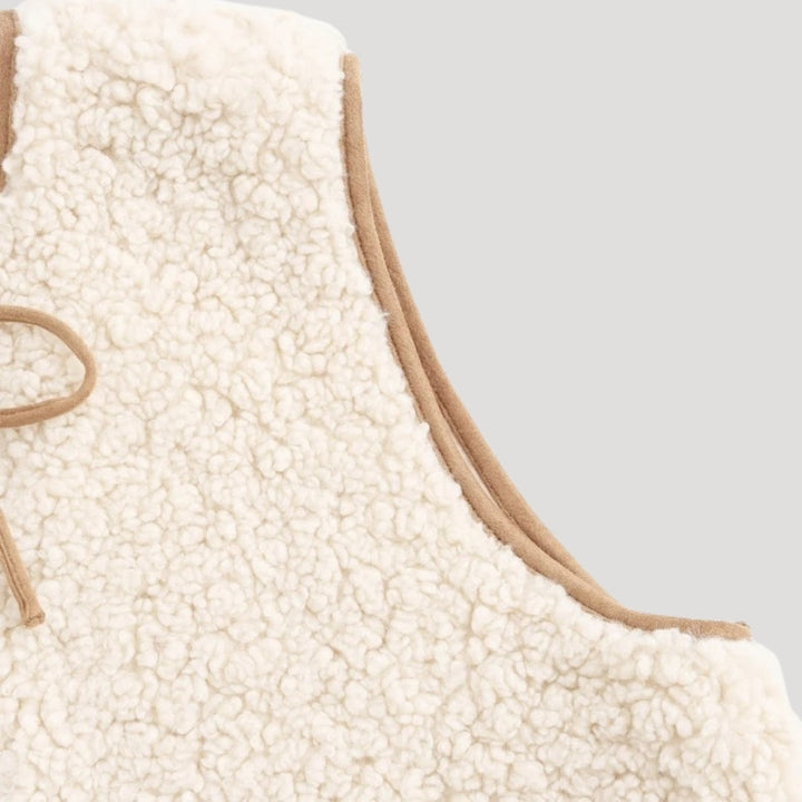 Elegante beige Damenweste für den Frühling, perfekt kombinierbar für einen casual Look.