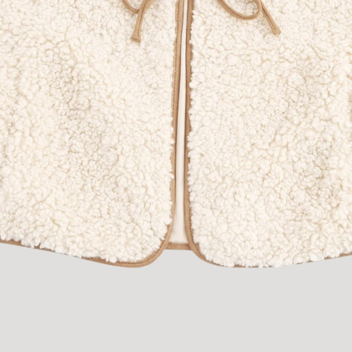 Vielseitige Damen Frühlingsweste mit Bindeband, als leichte Übergangsjacke für den Frühling.