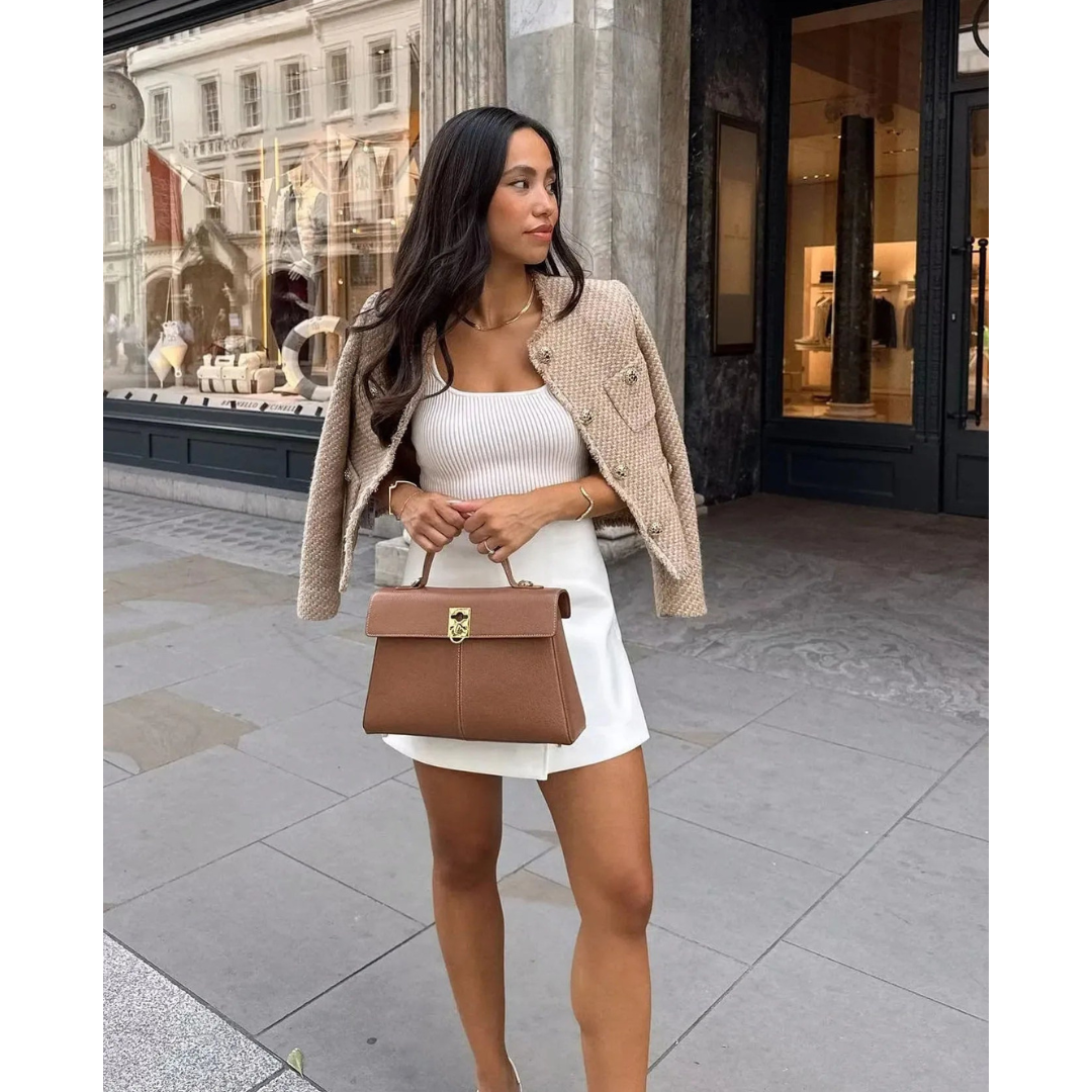 Elegante beige Damen-Übergangsjacke, kurz geschnitten, mit praktischem Knopfverschluss, perfekt für Casual Looks.