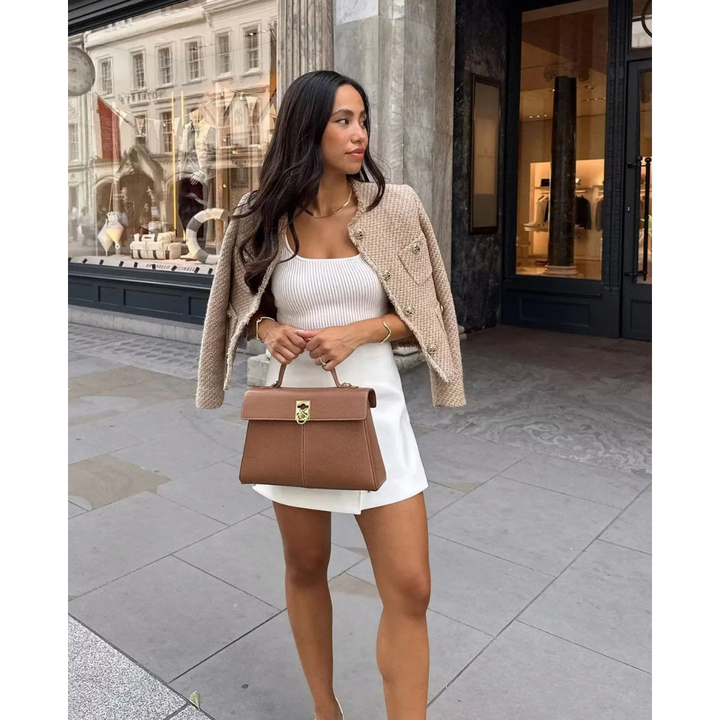 Elegante beige Damen-Übergangsjacke, kurz geschnitten, mit praktischem Knopfverschluss, perfekt für Casual Looks.