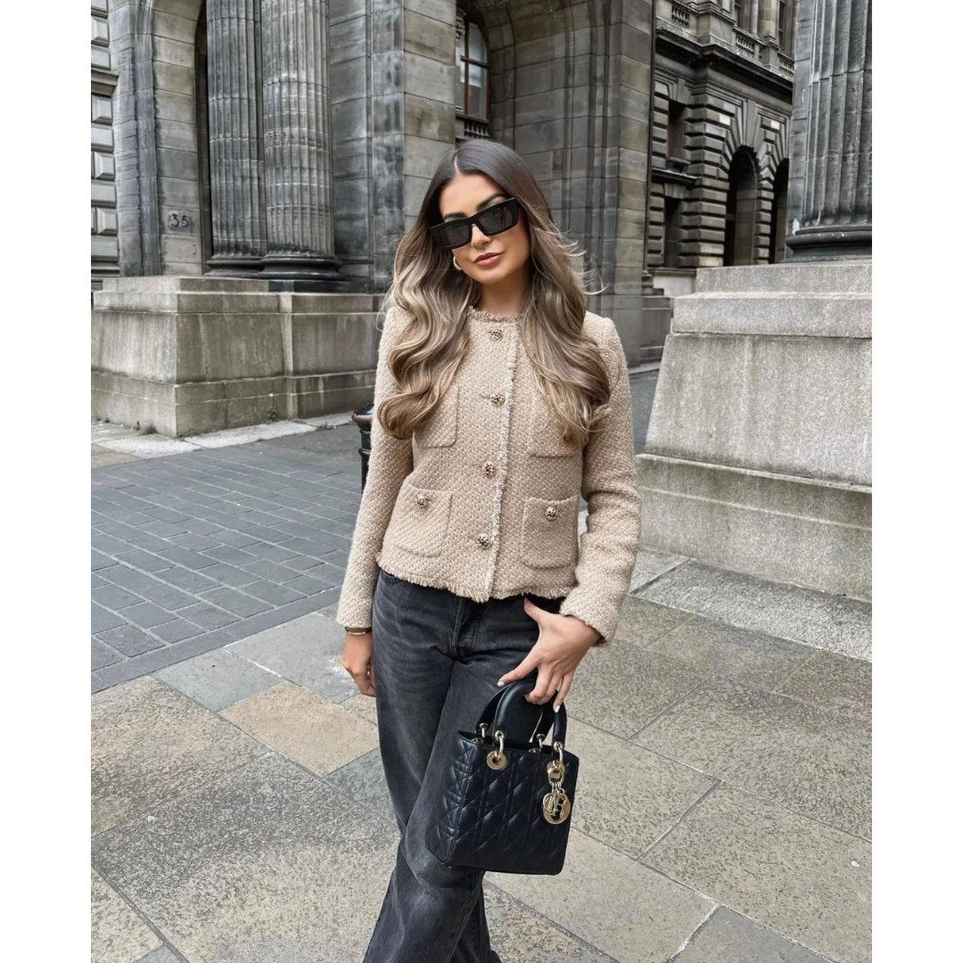 Warme Damen-Kurzjacke in Beige mit stilvollem Knopfverschluss, ideal als modische Winter- oder Übergangsjacke.