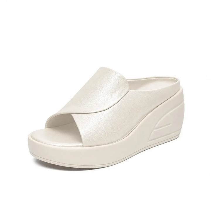 Komfortable orthopädische Plateausandalen für Damen. Perfekt als Sommerschuh mit speziellem Fussbett für Halt.
