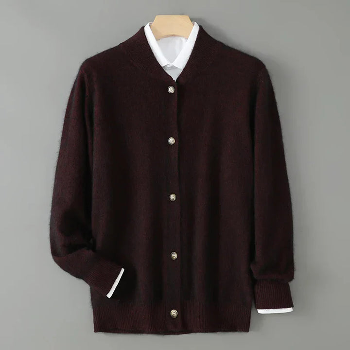Hochwertiger Herren Cardigan in Kamel. Warme Winterstrickjacke mit V-Ausschnitt & Knopfleiste, vielseitig kombinierbar.