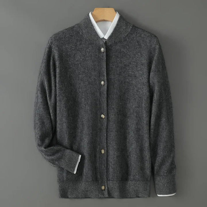 Grauer Herren Cardigan. Winter V-Ausschnitt Strickjacke mit Knöpfen. Ideal für komfortable & warme Layering-Looks.